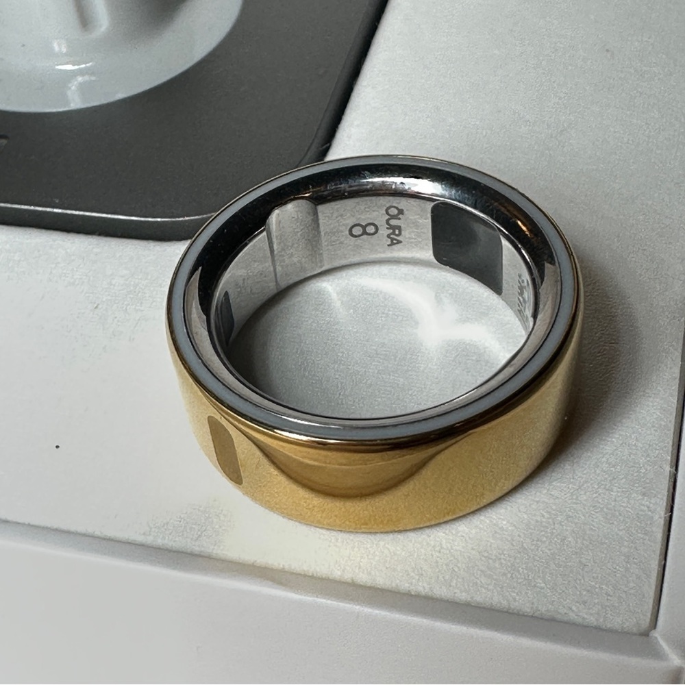 Oura Ring Gen 4 Size 8 Gold Activity Tracker with Charger Box (Great Condition) - Picture 12 of 15